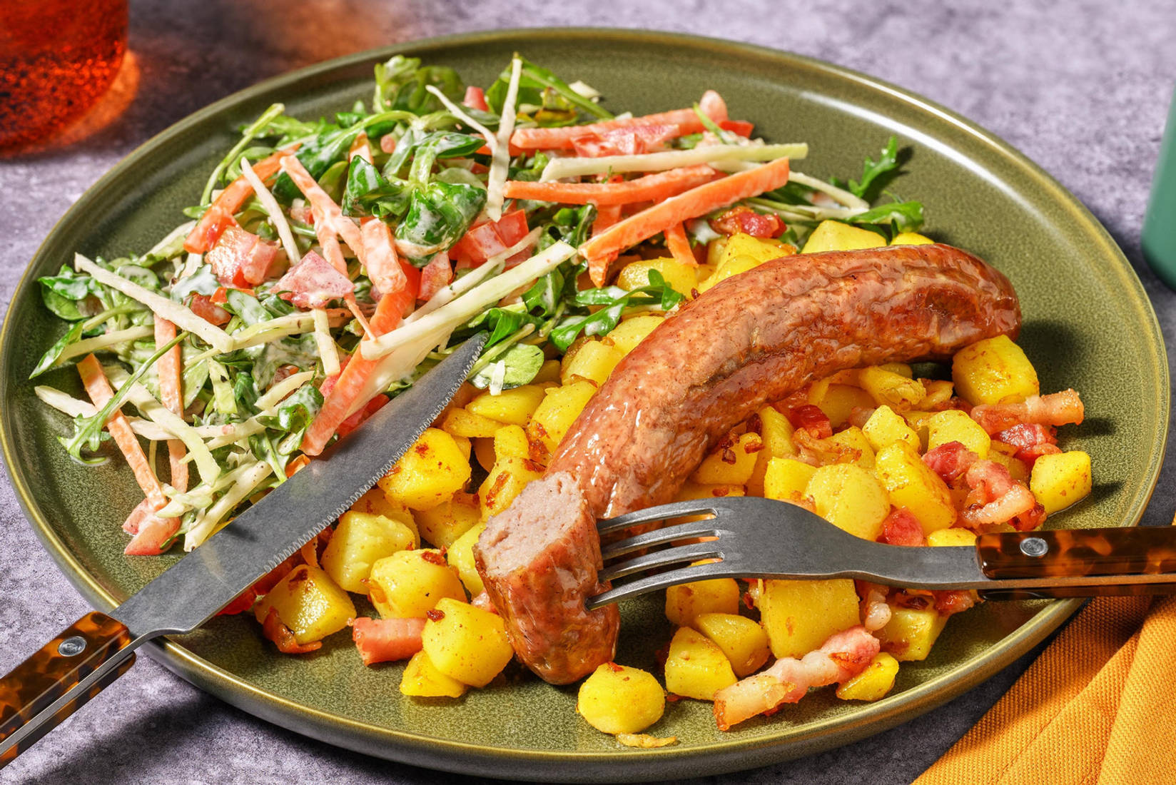 Saucisse au curry et pommes de terre aux lardons