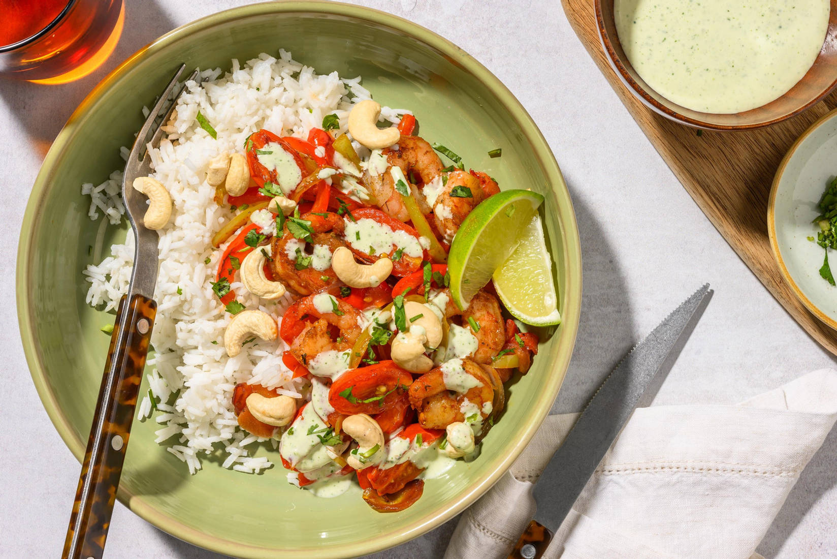 Bowl de crevettes à la crème acidulée au jalapeño