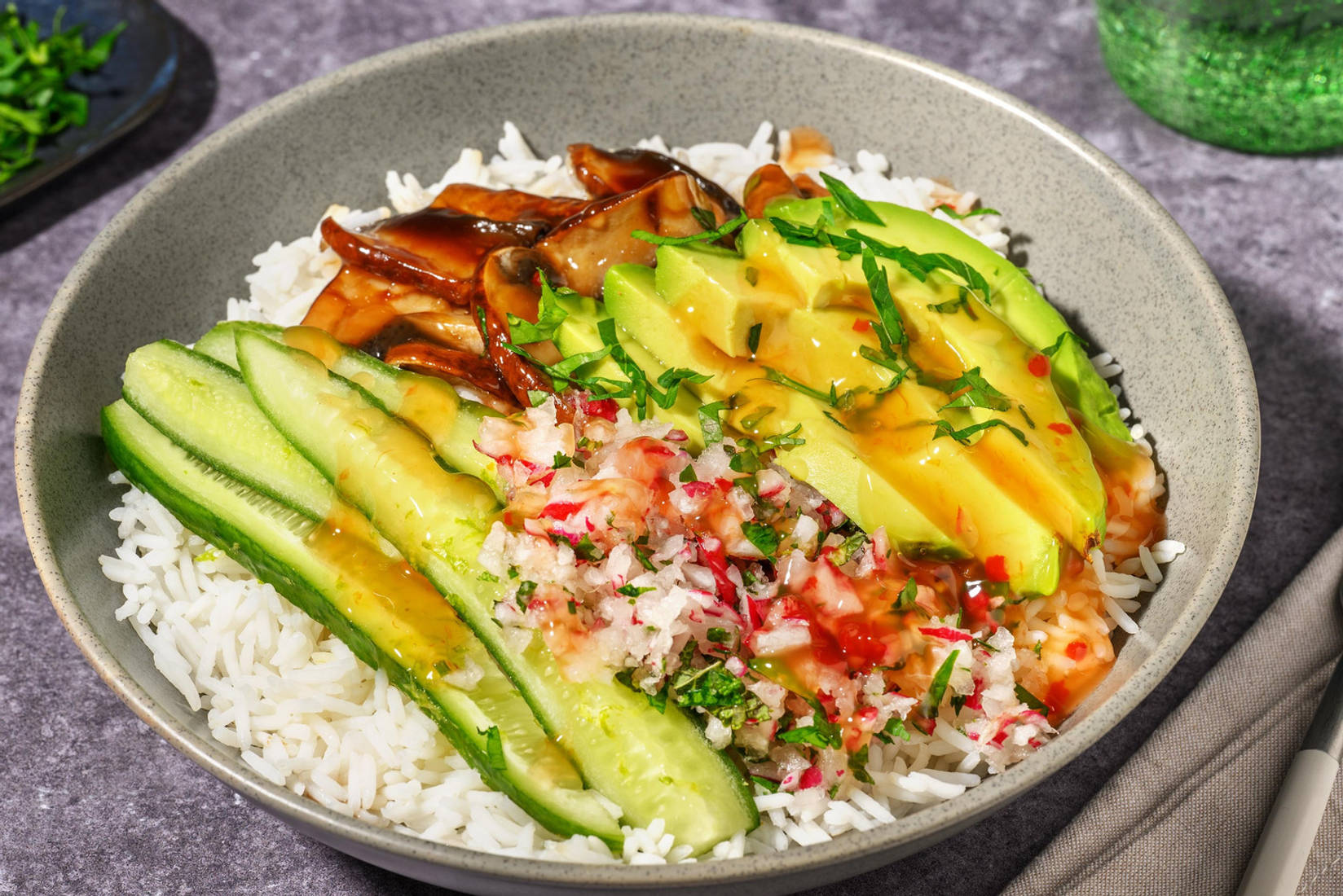Plant Based Poké Bowl mit Portobello & Avocado