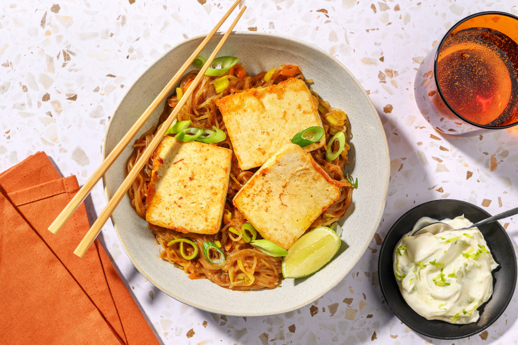 Glasnudelpfanne mit crispy Sweet Chili Tofu