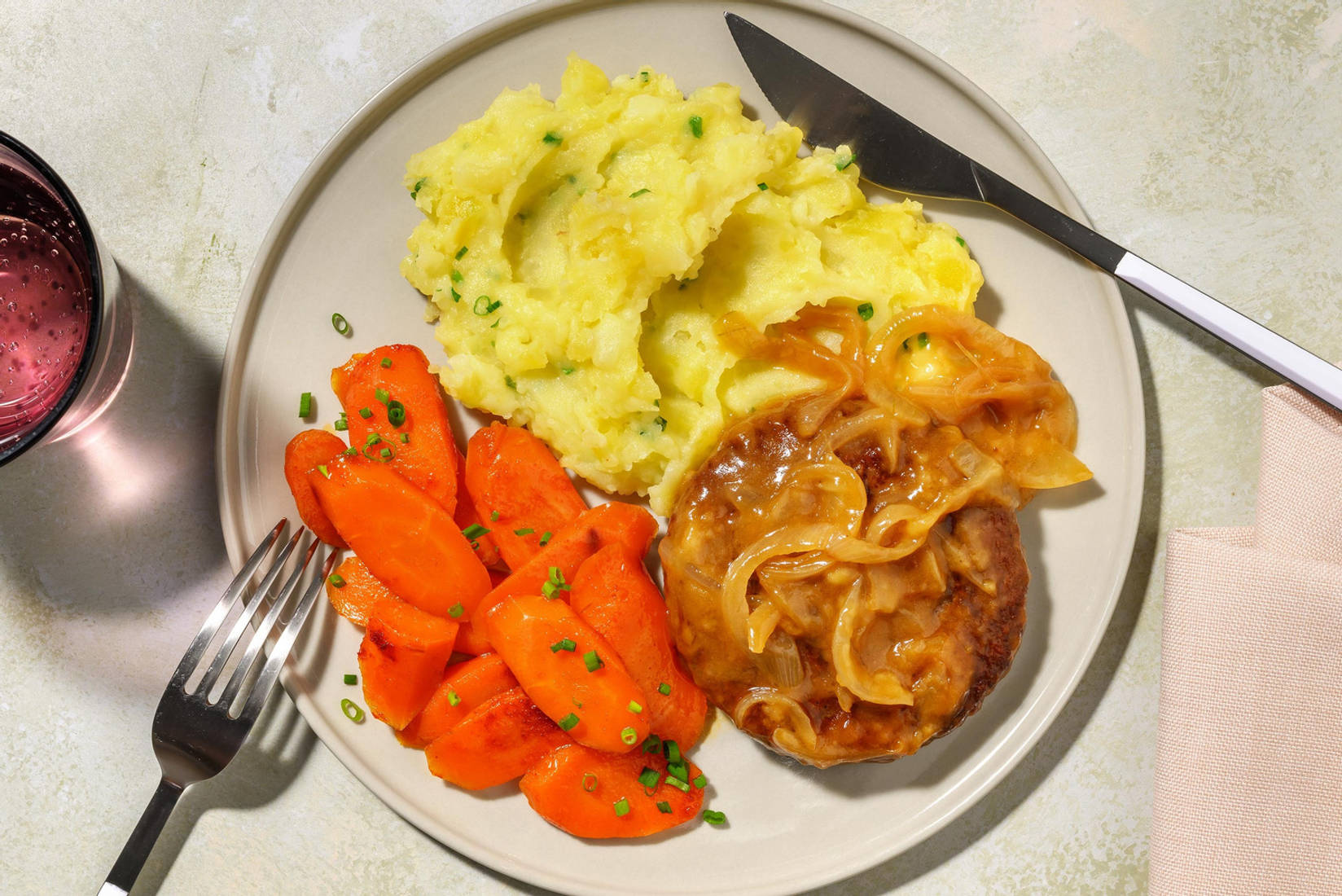 Vegane Beyond Meat Hacktätschli mit Zwiebelsauce