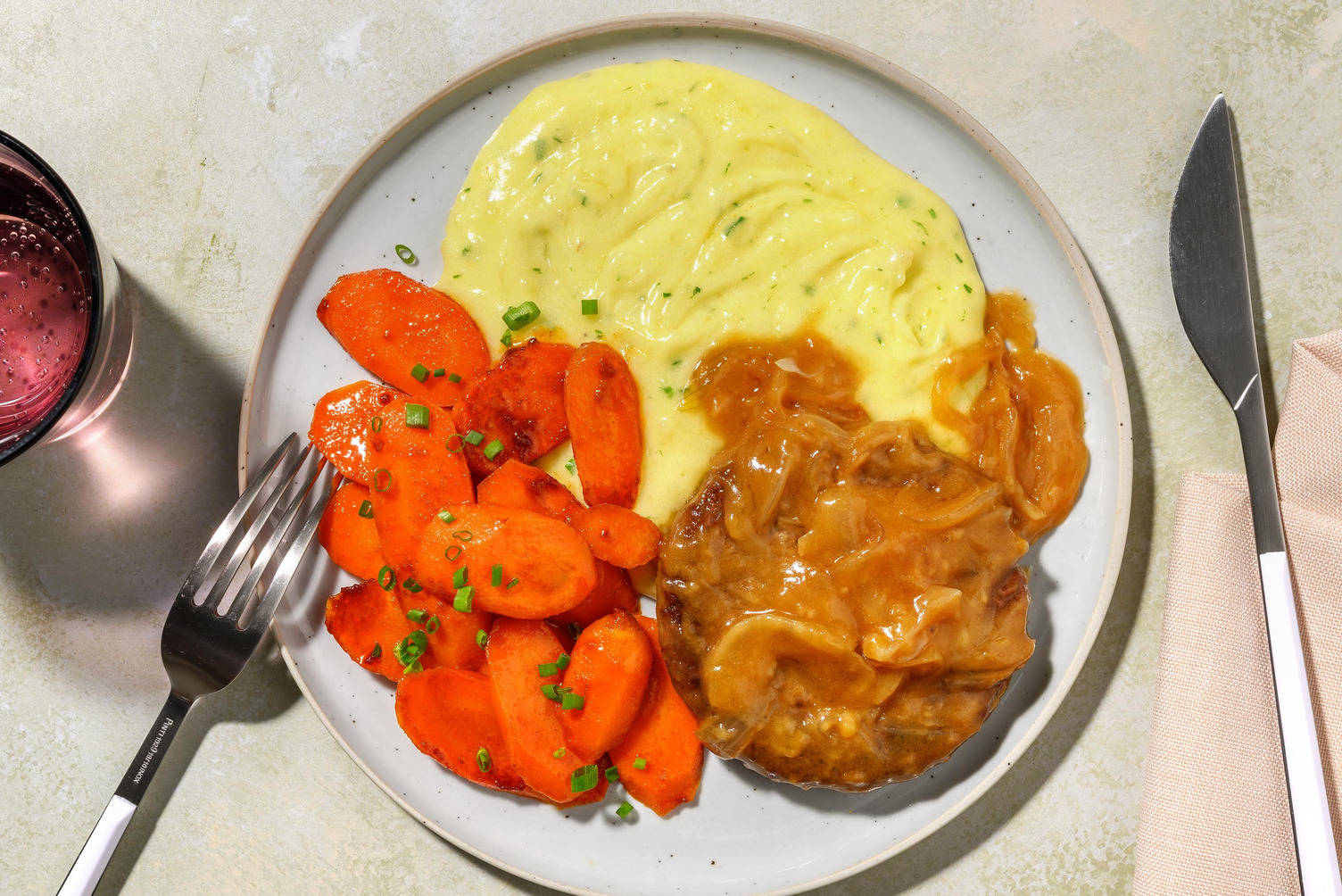 Vegane Beyond Meat Frikadelle mit Zwiebelsoße		