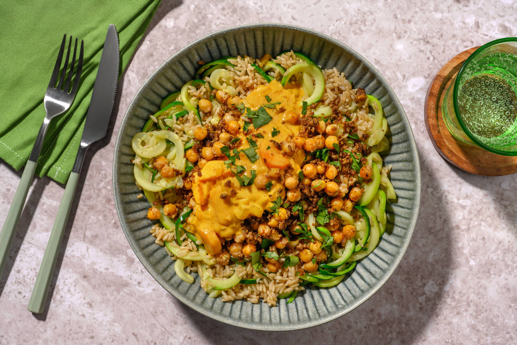 Pois chiches croquants, haché végé & sauce curry jaune