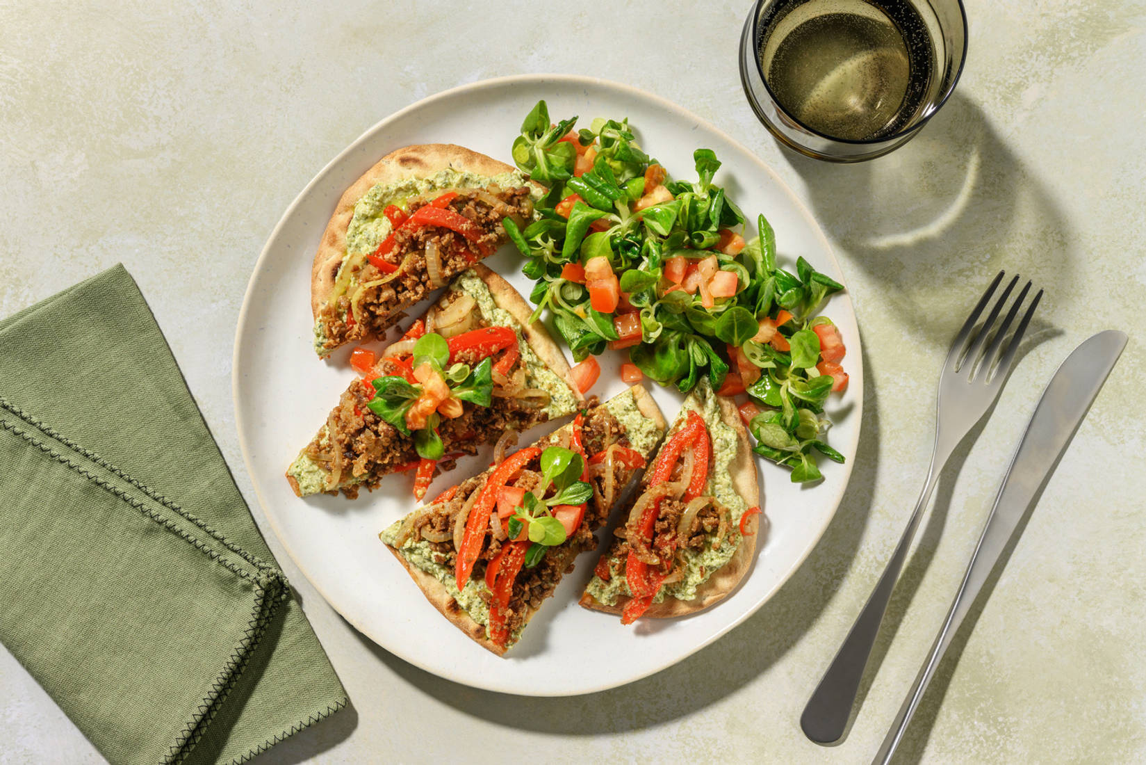 Pizza naan au bœuf haché & fromage frais au pesto