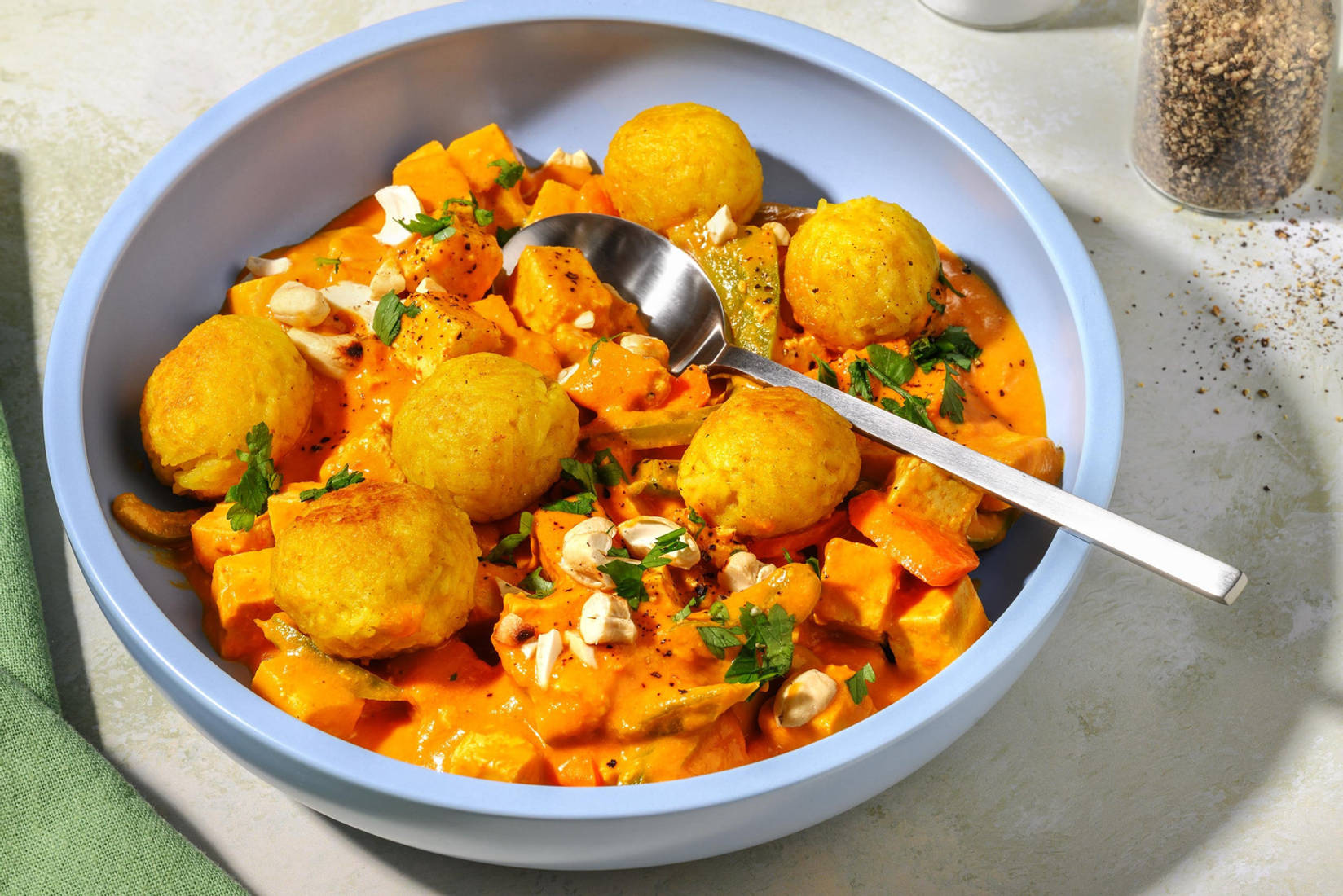 Yaki-Onigiri: Reisbällchen auf Tofu Korma Curry 