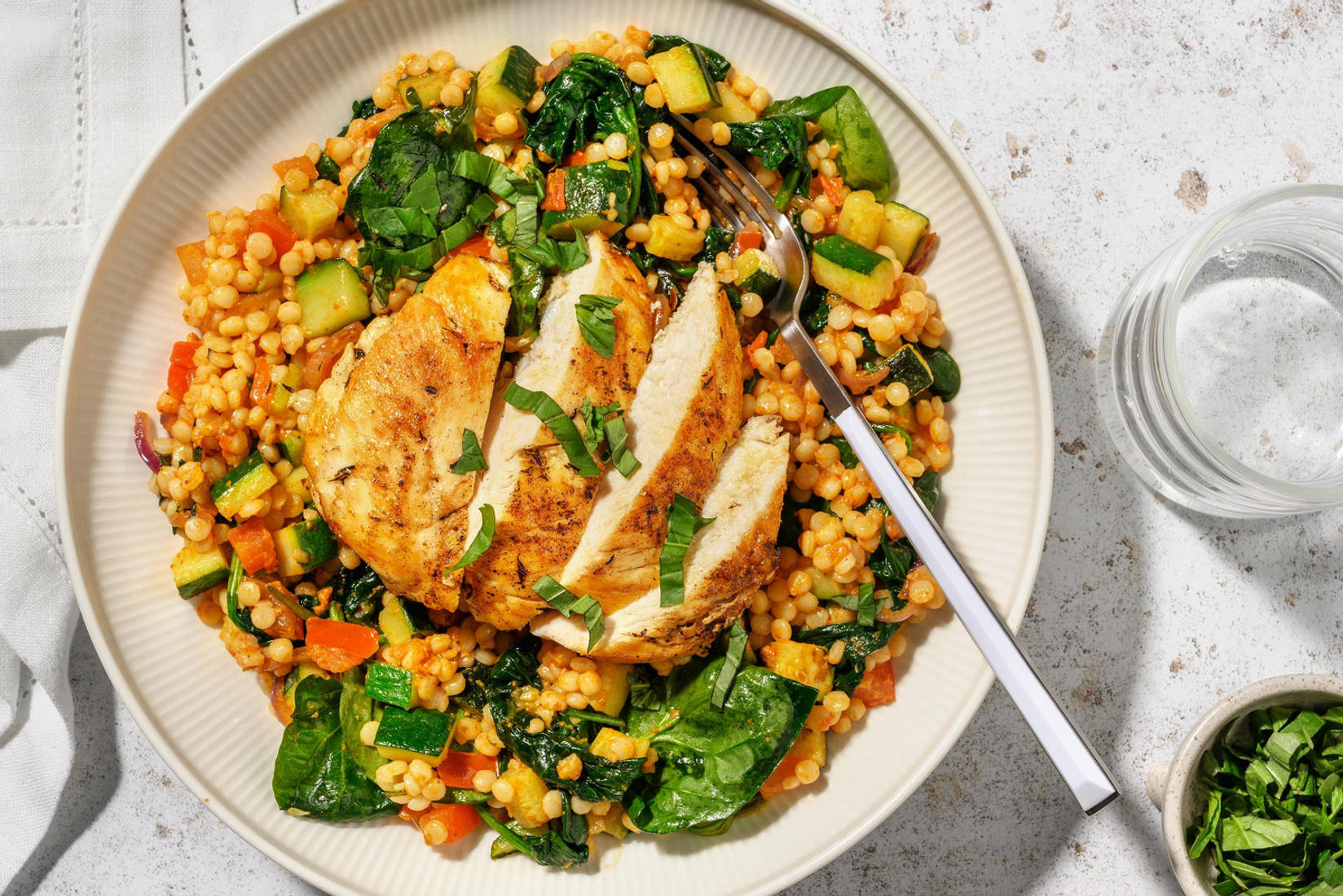 Frisse parelcouscous met gemarineerde kipfilet