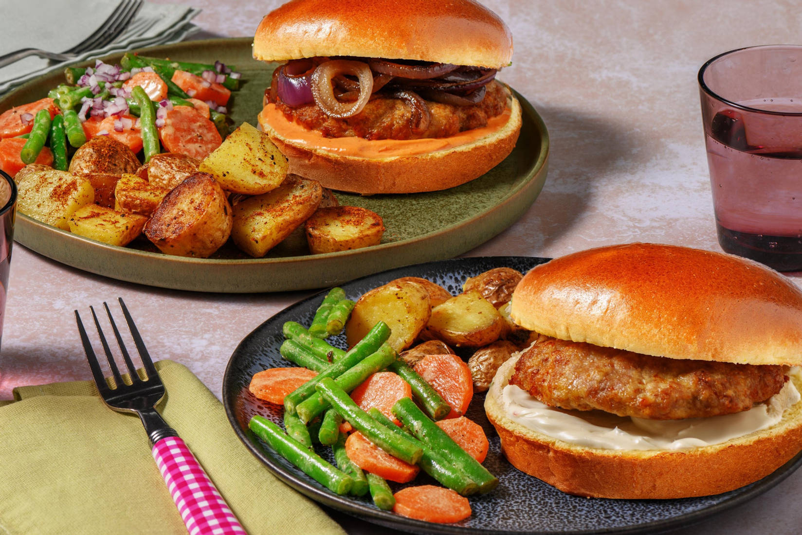 Kipburger op briochebroodje met groenten