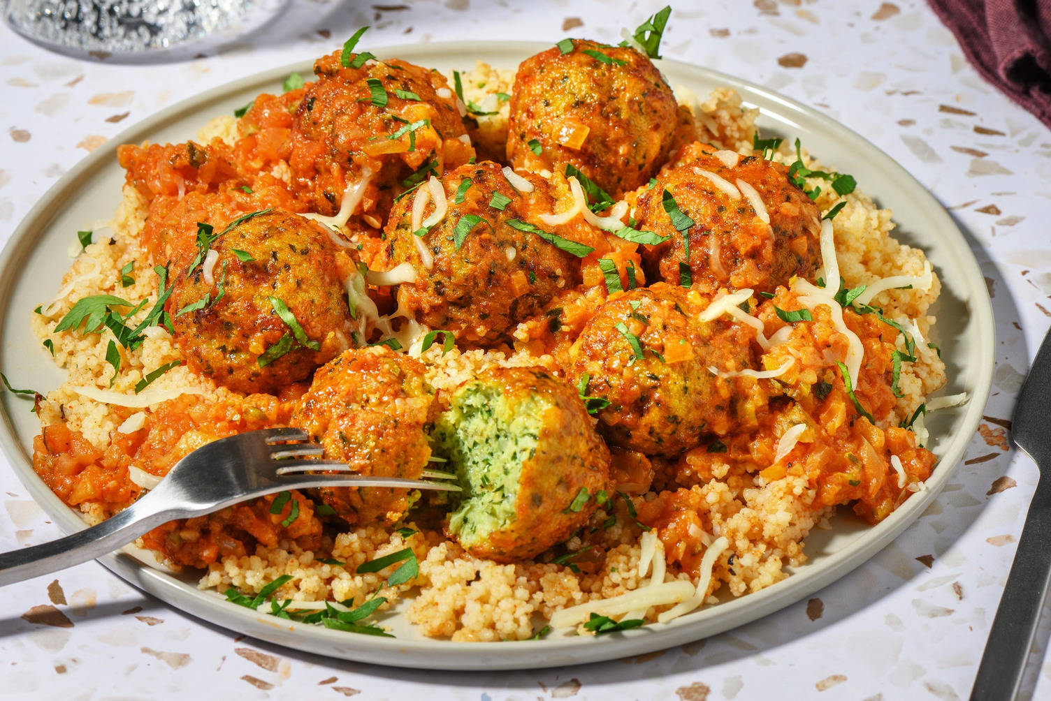 Boulettes de viande à la méditerranéenne à la mozzarella en sauce au pesto rouge