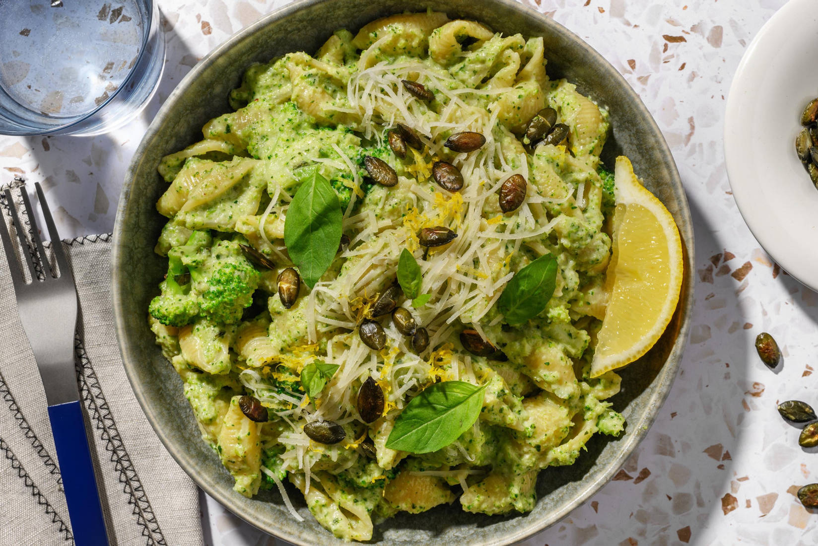 Conchiglie en sauce crémeuse au pesto, pecorino et basilic