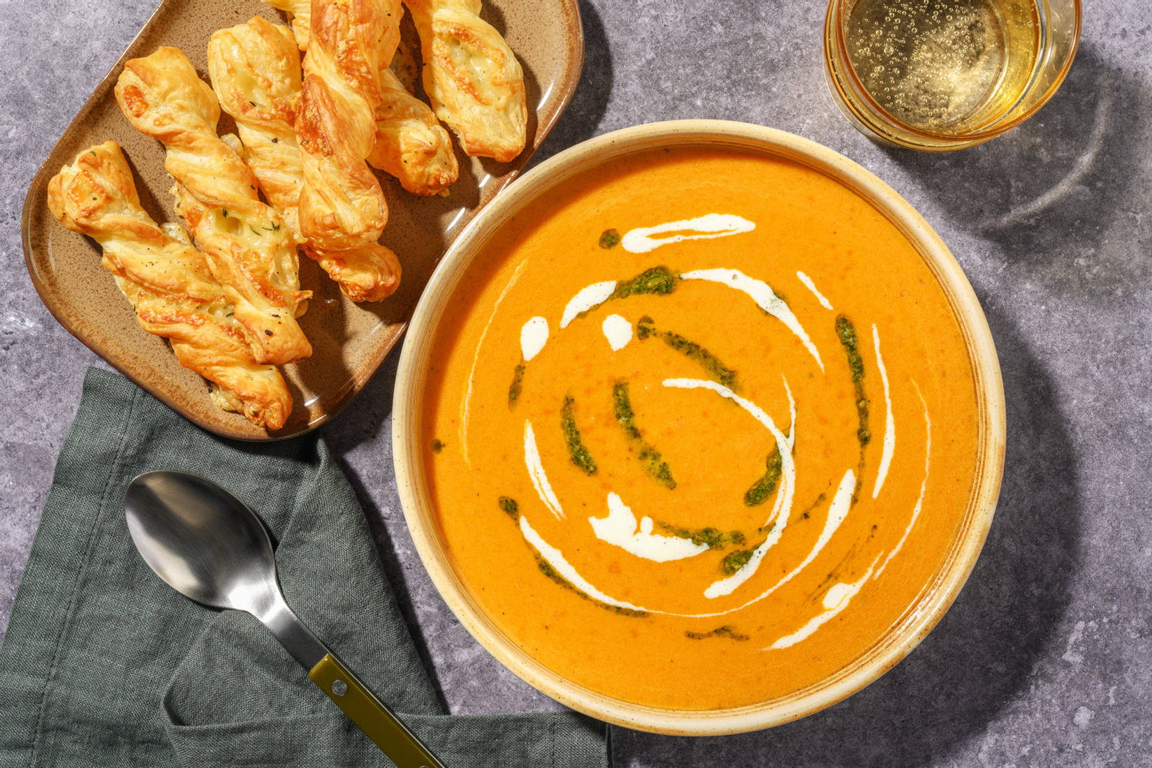 Soupe de tomate, gressins & crème de basilic