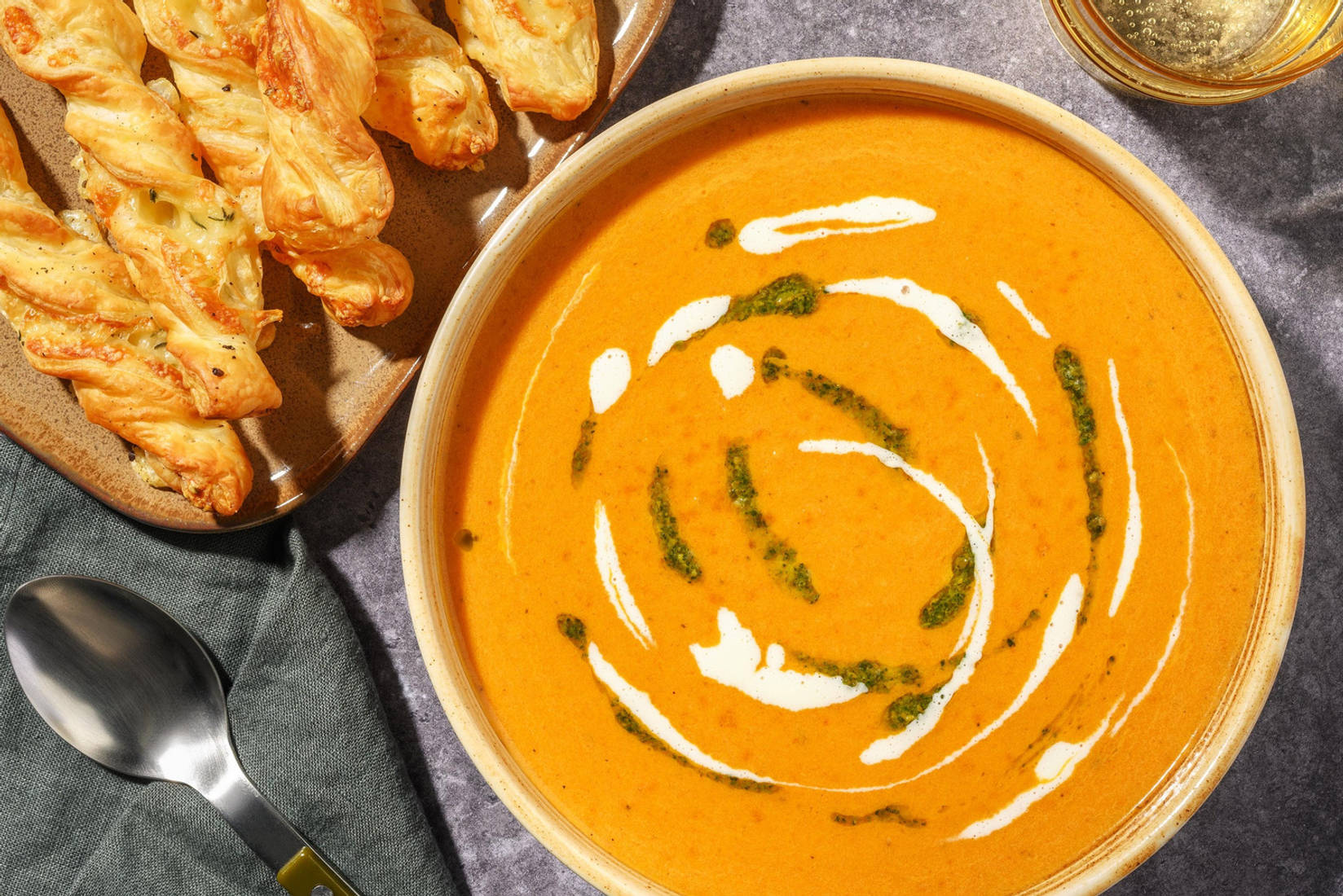 Soupe de tomate, gressins au fromage et crème de basilic