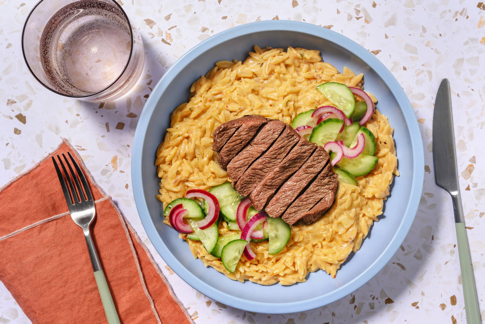 Mediterranes Bio-Rindersteak auf cremigem Orzotto