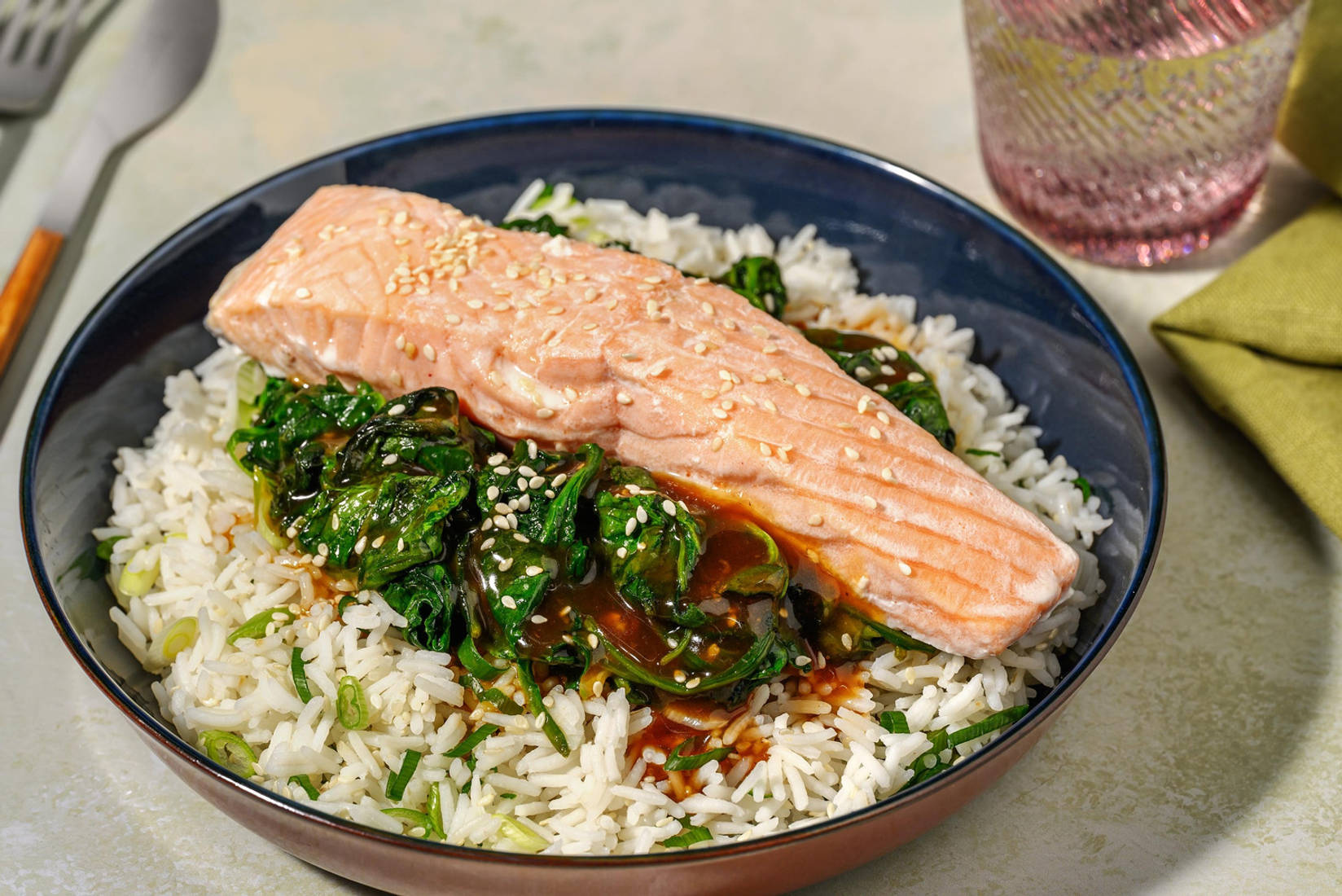 Lachs auf Spinat mit süß-saurer Aprikosensoße