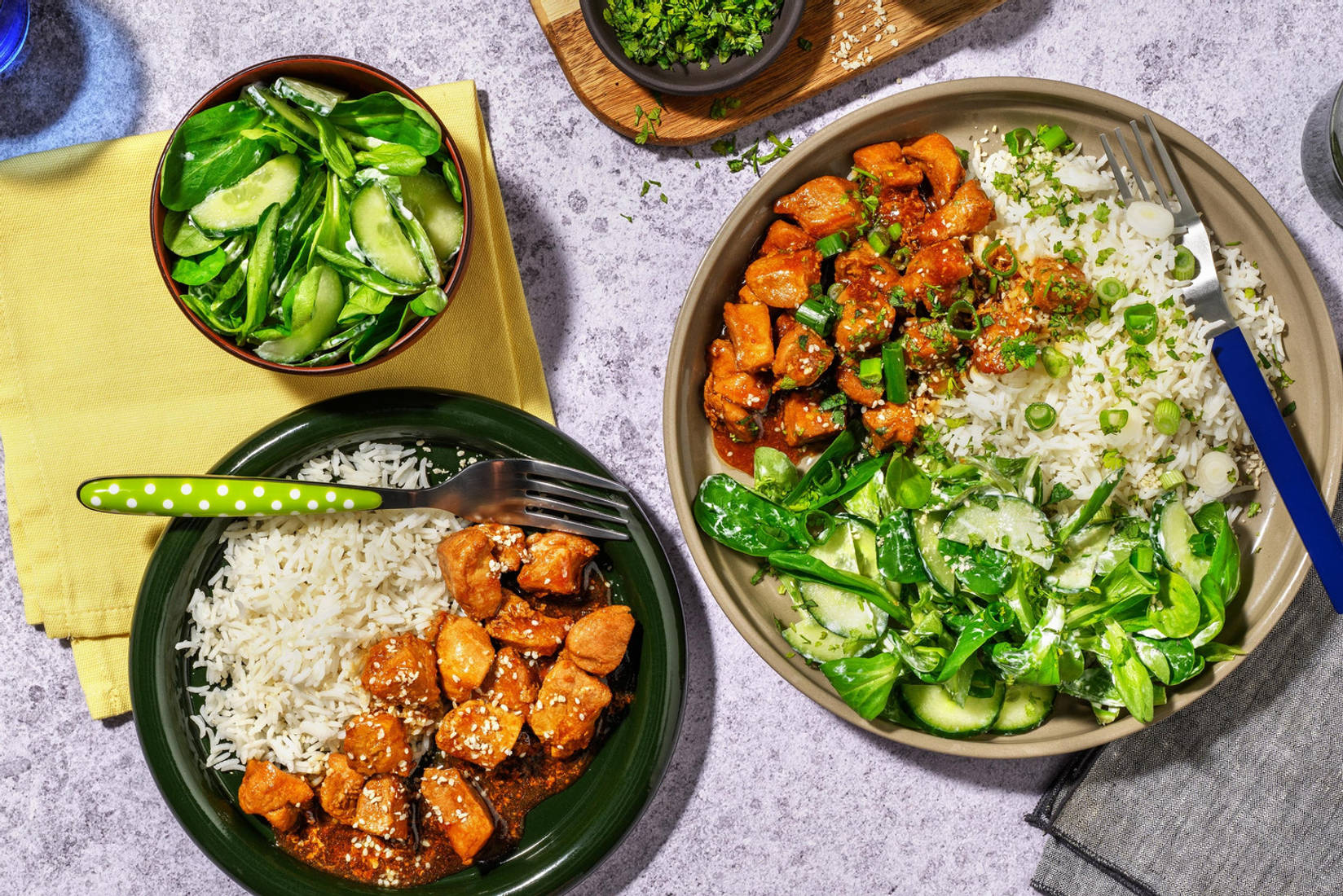 Sweet & sticky varkenshaaspuntjes met gomasio en komkommersalade