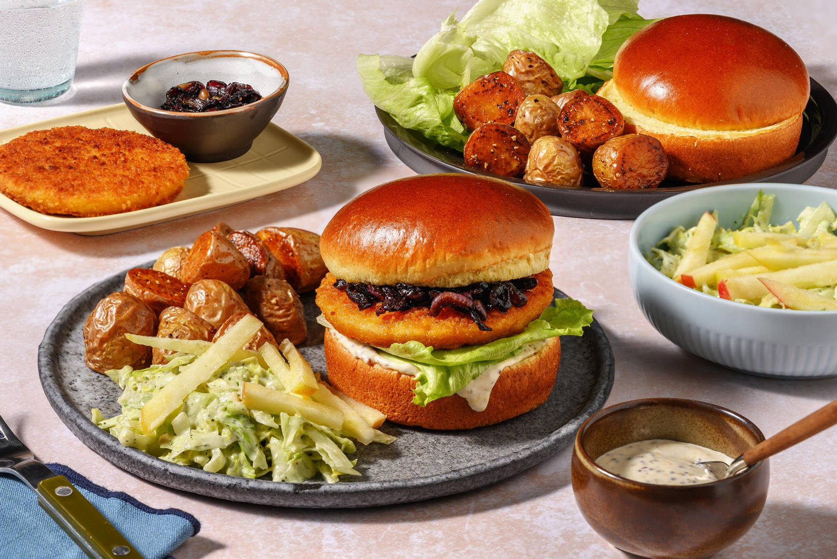 Familie burger-avond: krokante veggie kipburger op brioche