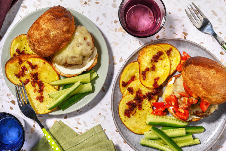 Zelfgemaakte cheeseburger met balsamico-patatjes en komkommersalade