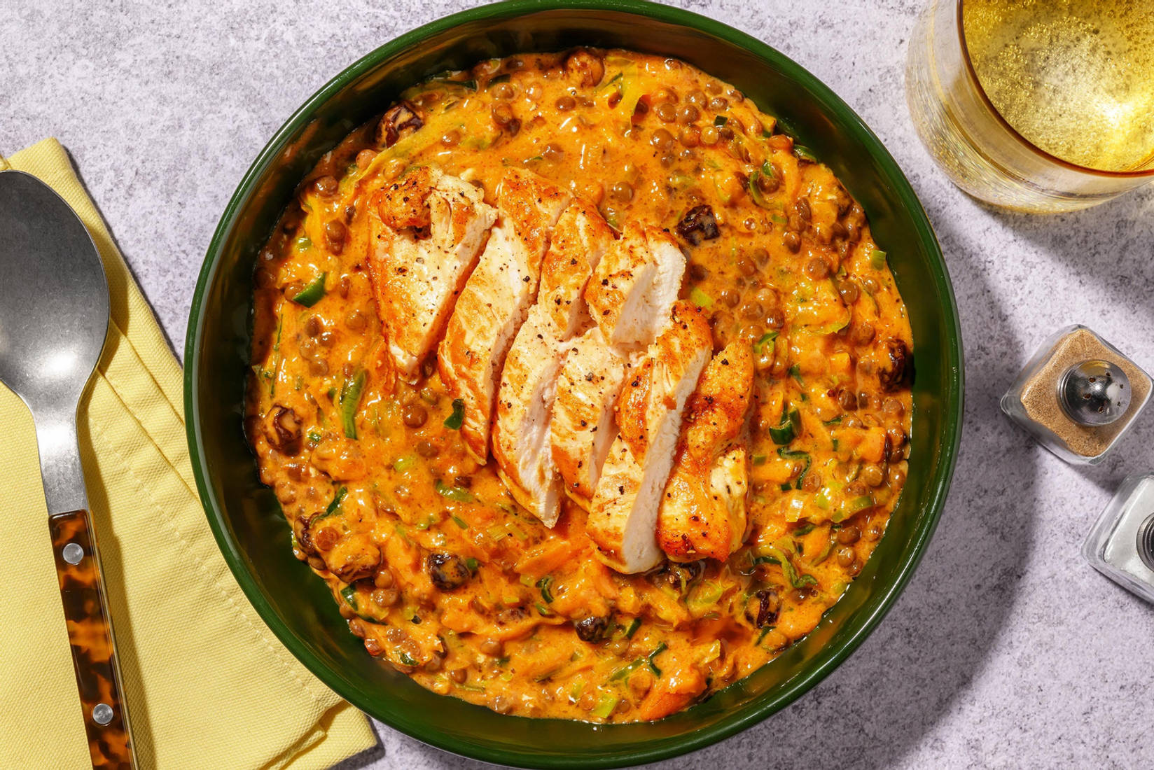 Harissa-Hähnchenfilets auf cremigem Linsengemüse