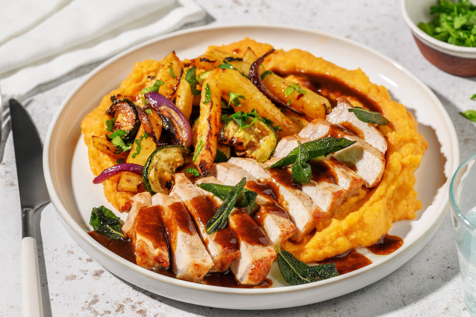 Salbei-Schweinesteak mit Ofengemüse