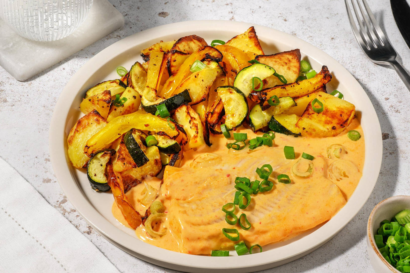 Pochiertes Lachsfilet in Tomatenrahm