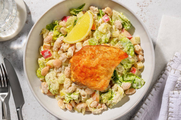 Gebratenes Hähnchenbrustfilet auf Caesar Salad