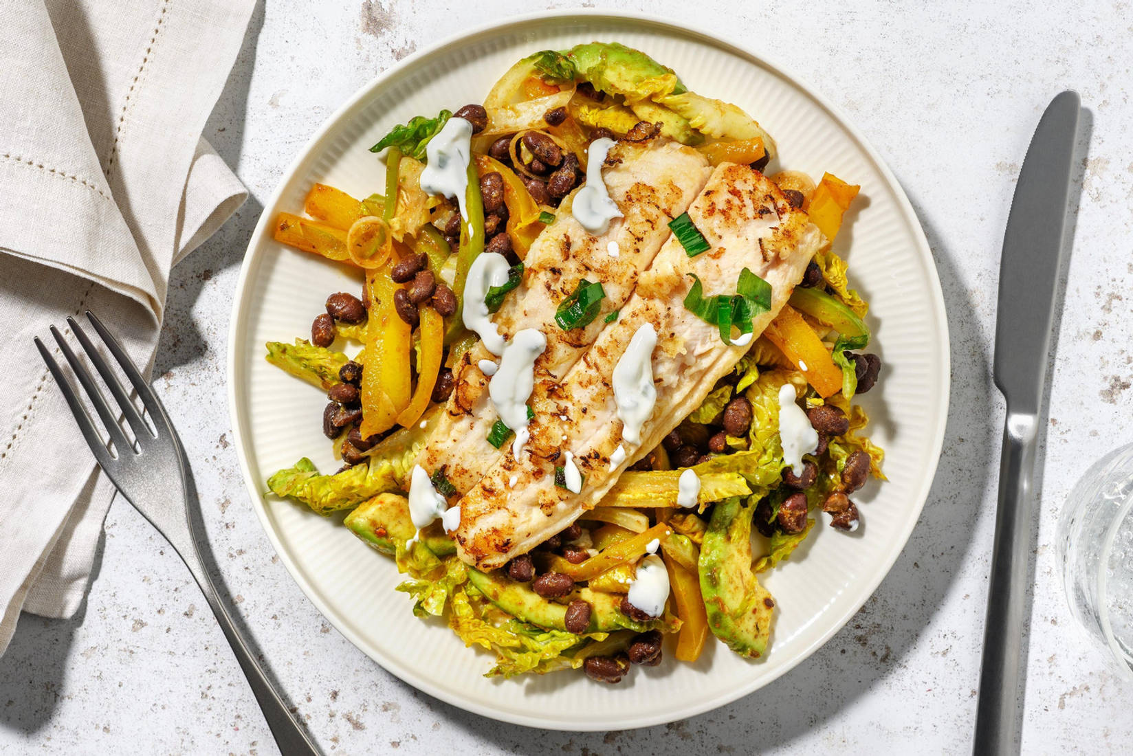 Gebratener Pangasius auf Avocado-Bohnen-Salat