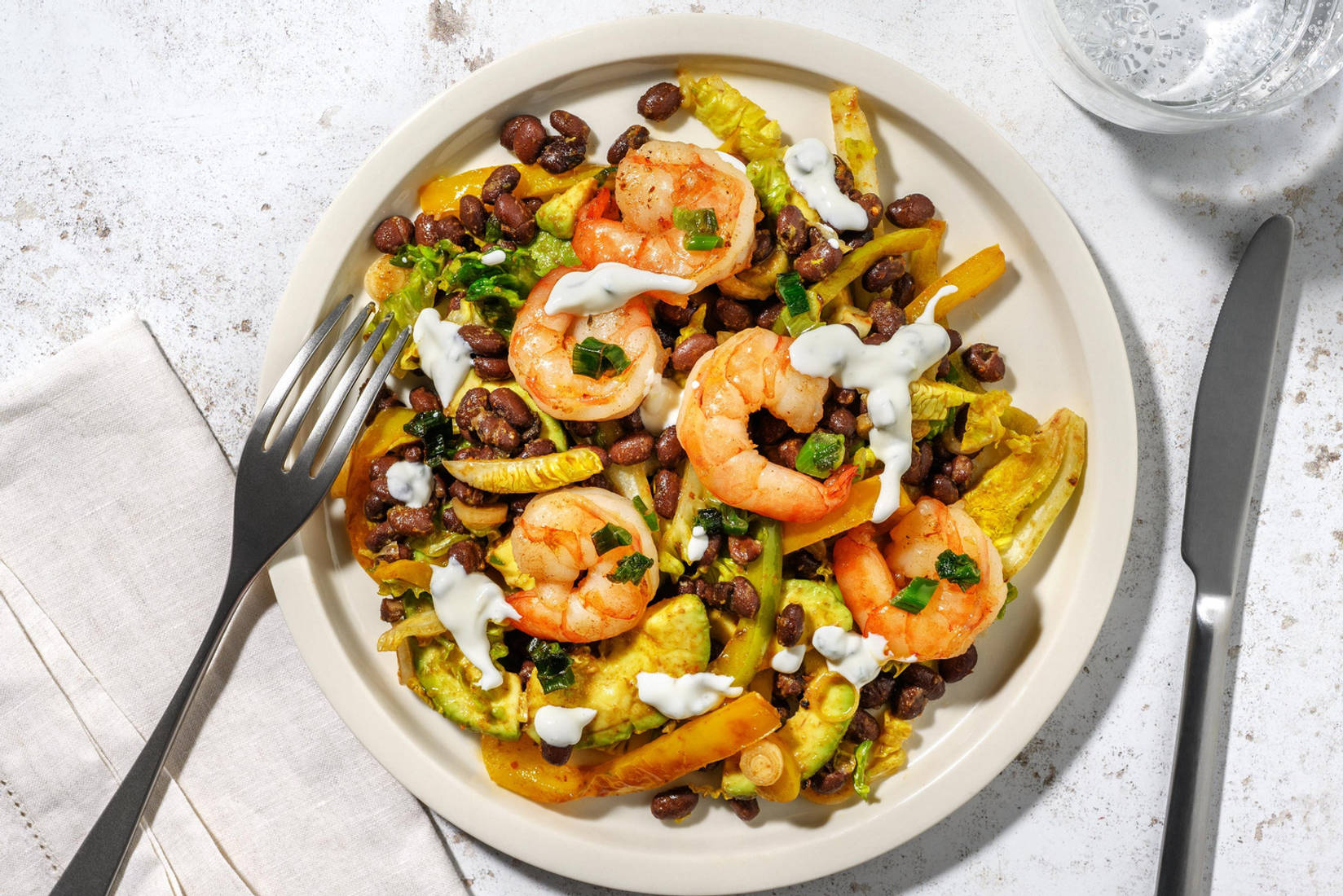 Gebratene Garnelen auf Avocado-Bohnen-Salat