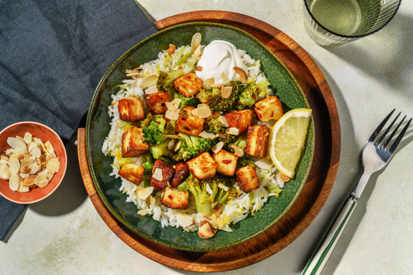 Glasierter Grillkäse mit Broccoli auf würzigem Reis