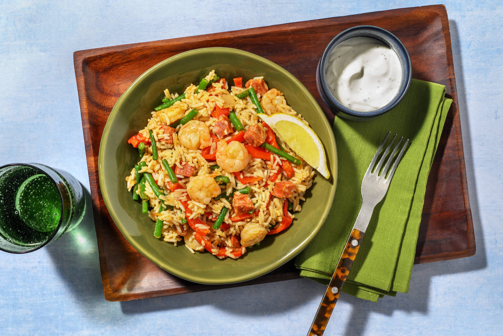 Paella-Reispfanne mit Chorizo und Garnelen