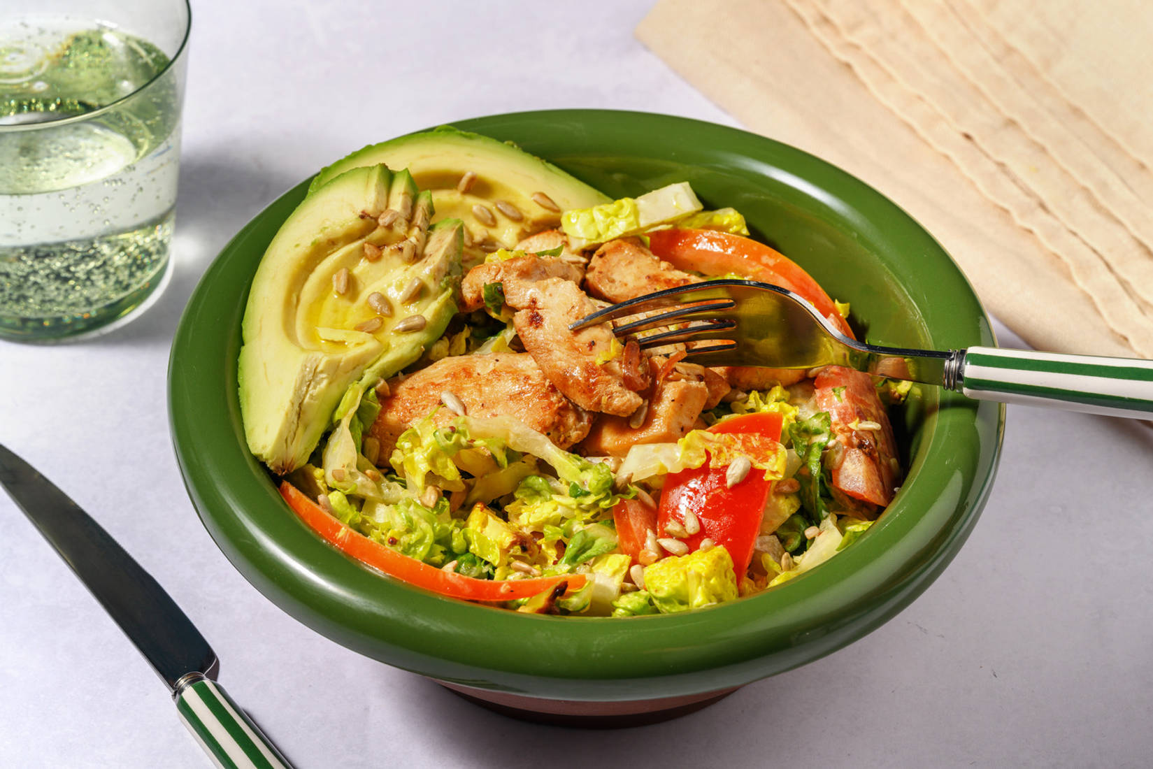 Honig-Senf-Hähnchensalat mit Avocado