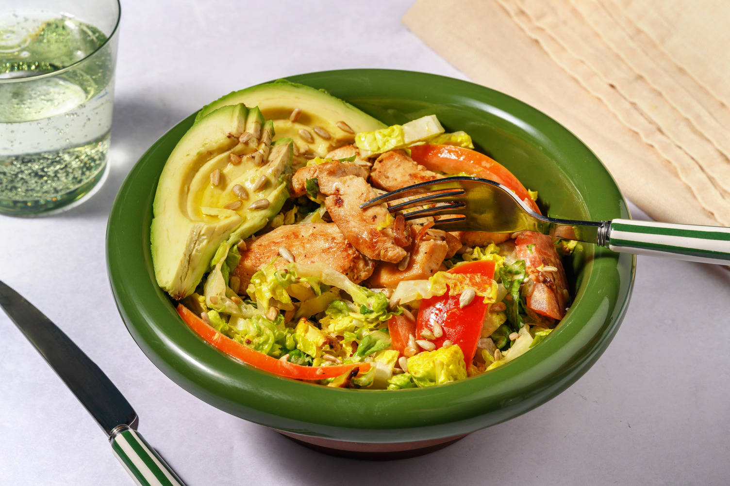 Honig-Senf-Hähnchensalat mit Avocado