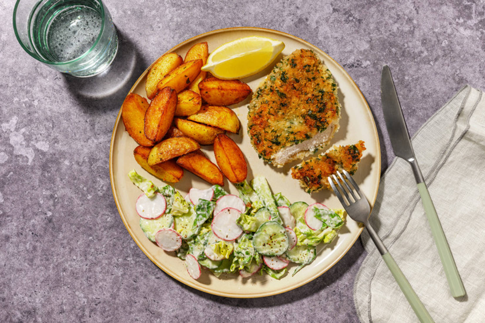 Knuspriges Kräuter-Hähnchenschnitzel mit Paprika-Wedges