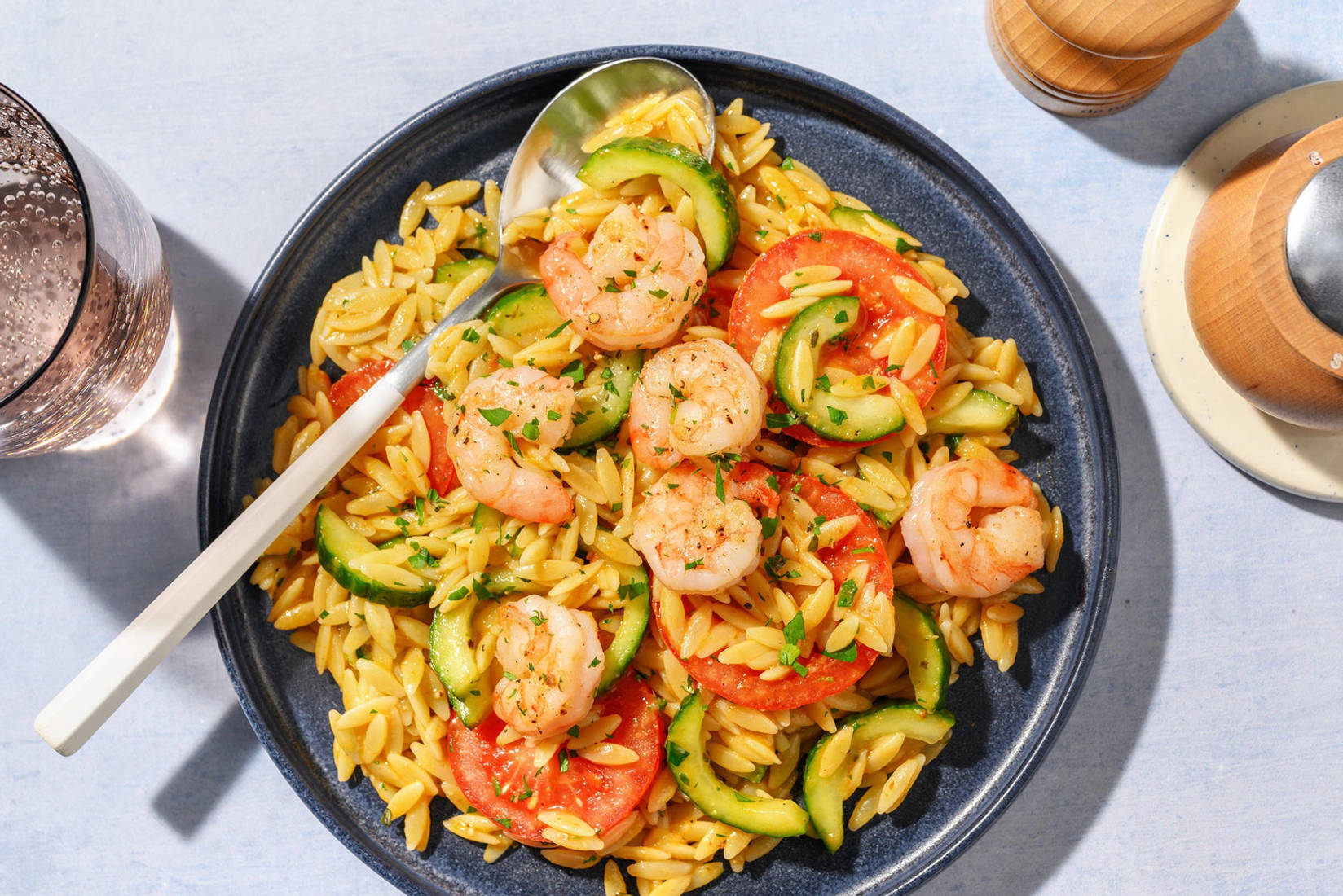 Crevetten in mediterraner Marinade auf Orzo