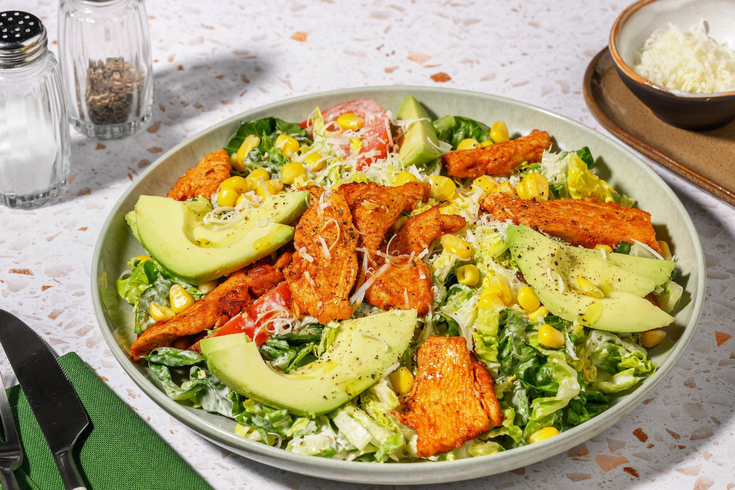 American Bowl mit Hähnchen und Avocado