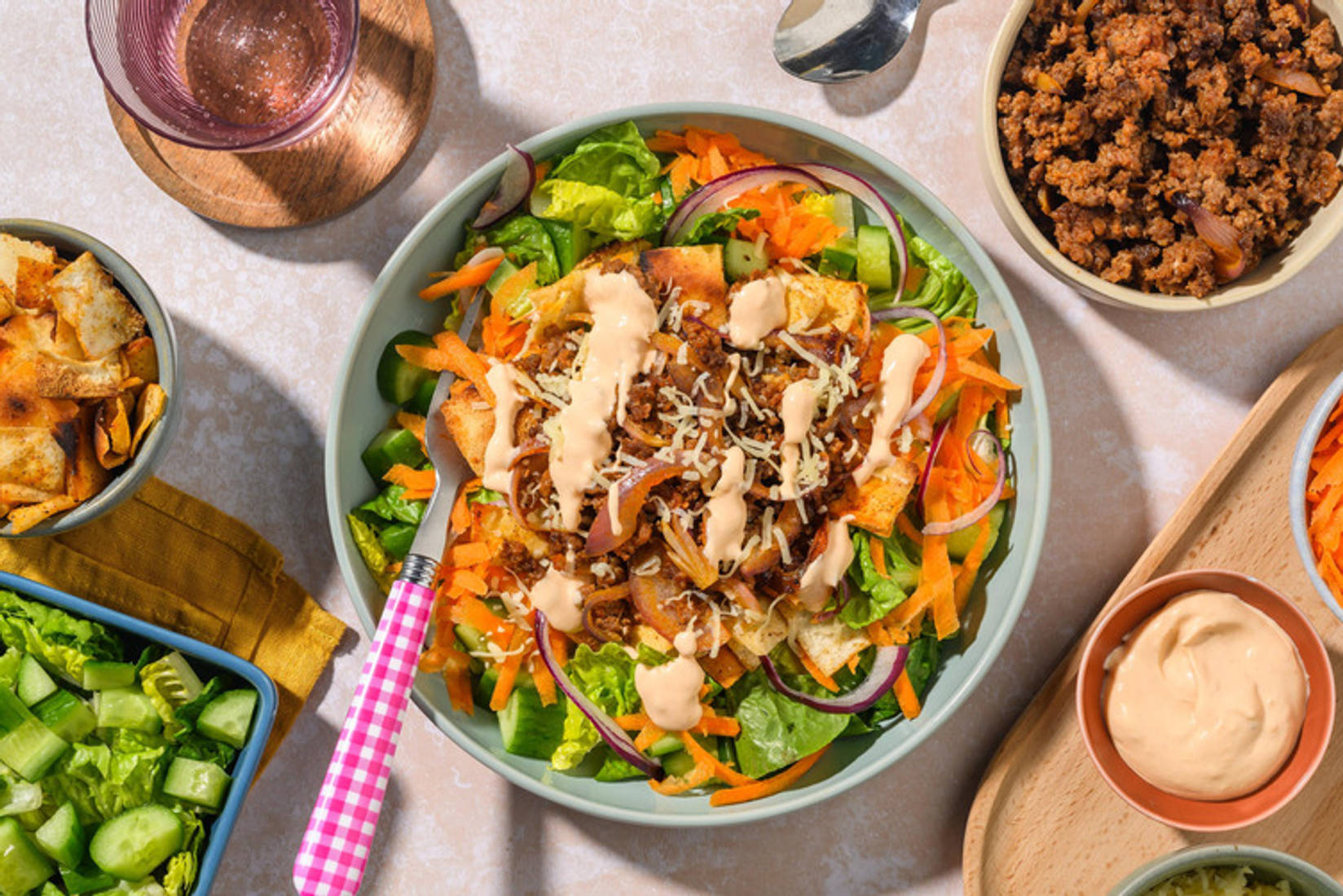 Burger Bowl mit Bio-Rinderhackfleisch und würzigen Croûtons