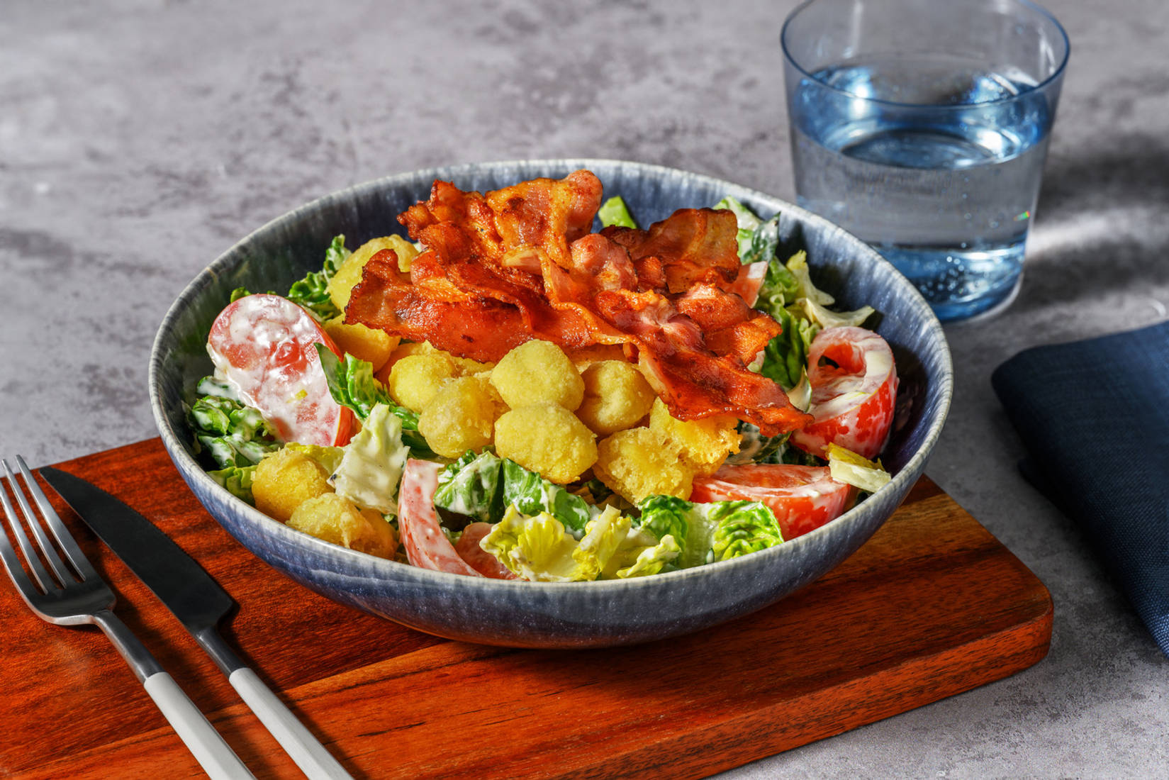 Crispy Gnocchi & Bacon Salad mit würzigem Dressing 
