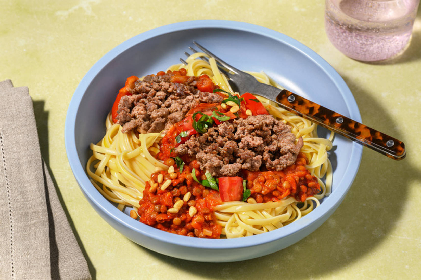 Linsen-Bolognese mit extra Rinderhack auf frischen Linguine