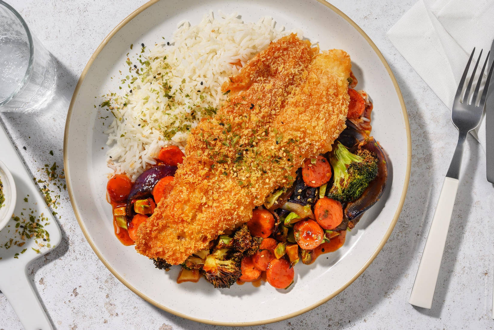 Pangasius pané et légumes laqués