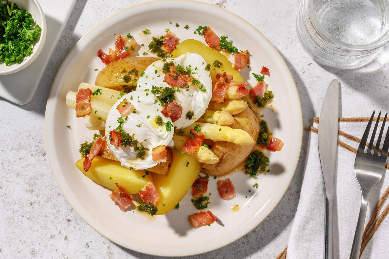 Asperges blanches, lard et œuf mollet