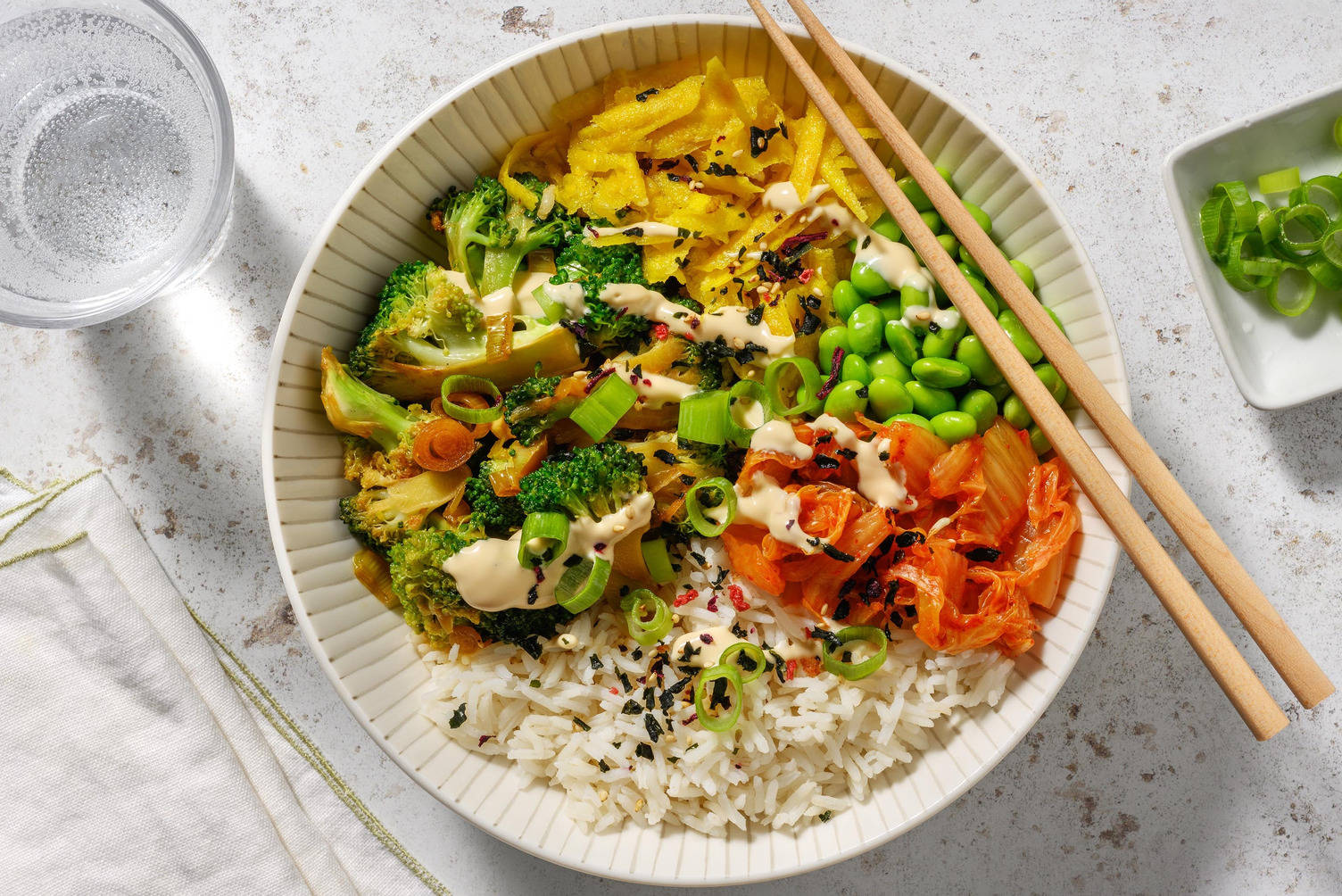 Broccolibowl met zwarte knoflook, kimchi en sojabonen