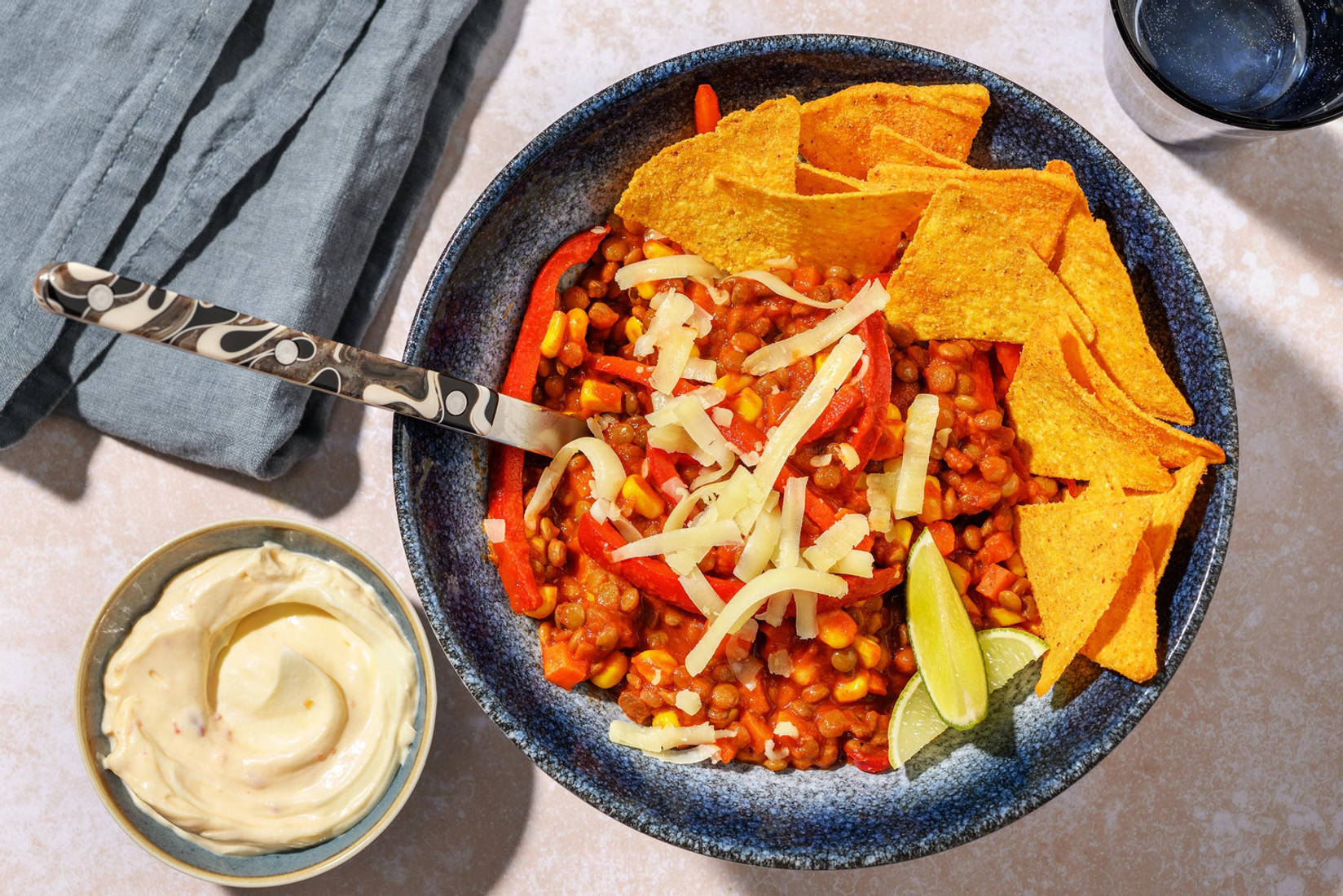 Cheesy chili sin carne met sweet chili tortillachips