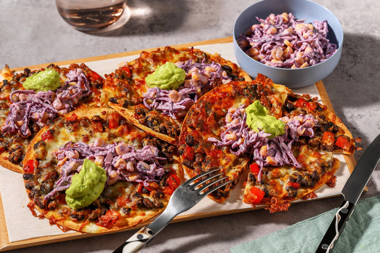 Tostadas aux haricots noirs et salsa d'avocat