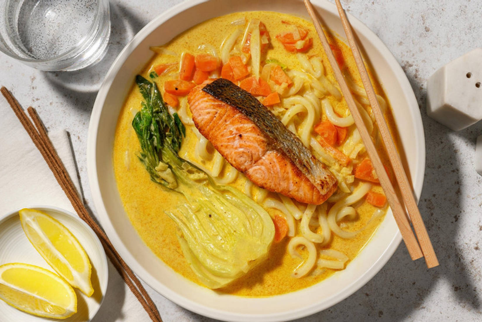 Pikante Laksa-Suppe mit knusprigem Lachs