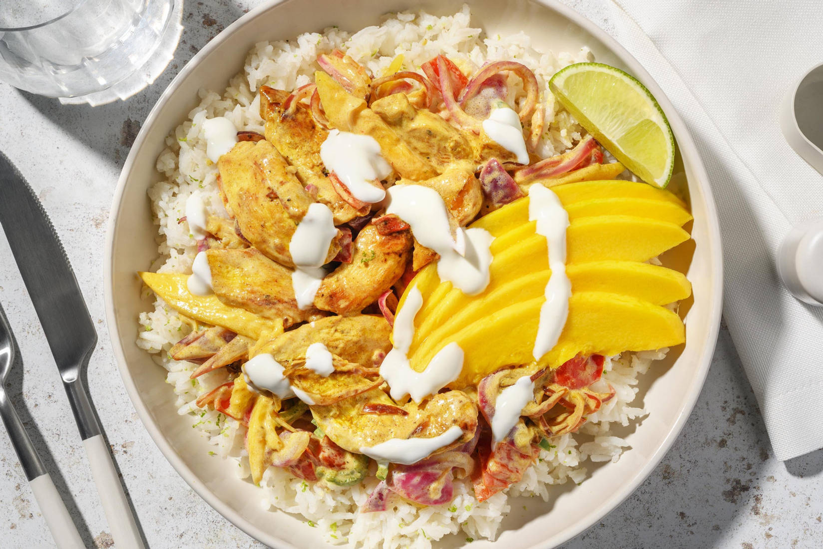 Fruchtig-scharfe Poulet-Bowl mit Reis