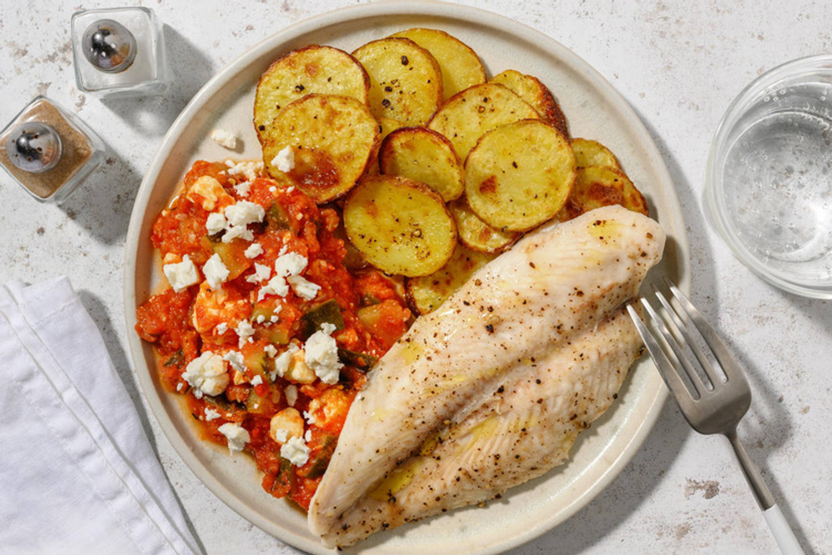 Fischfilet auf Tomaten-Zucchetti-Gemüse