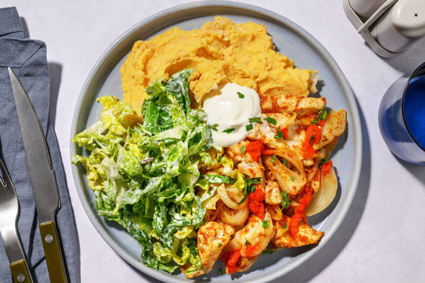 Pouletshawarma auf weissem Bohnenpüree