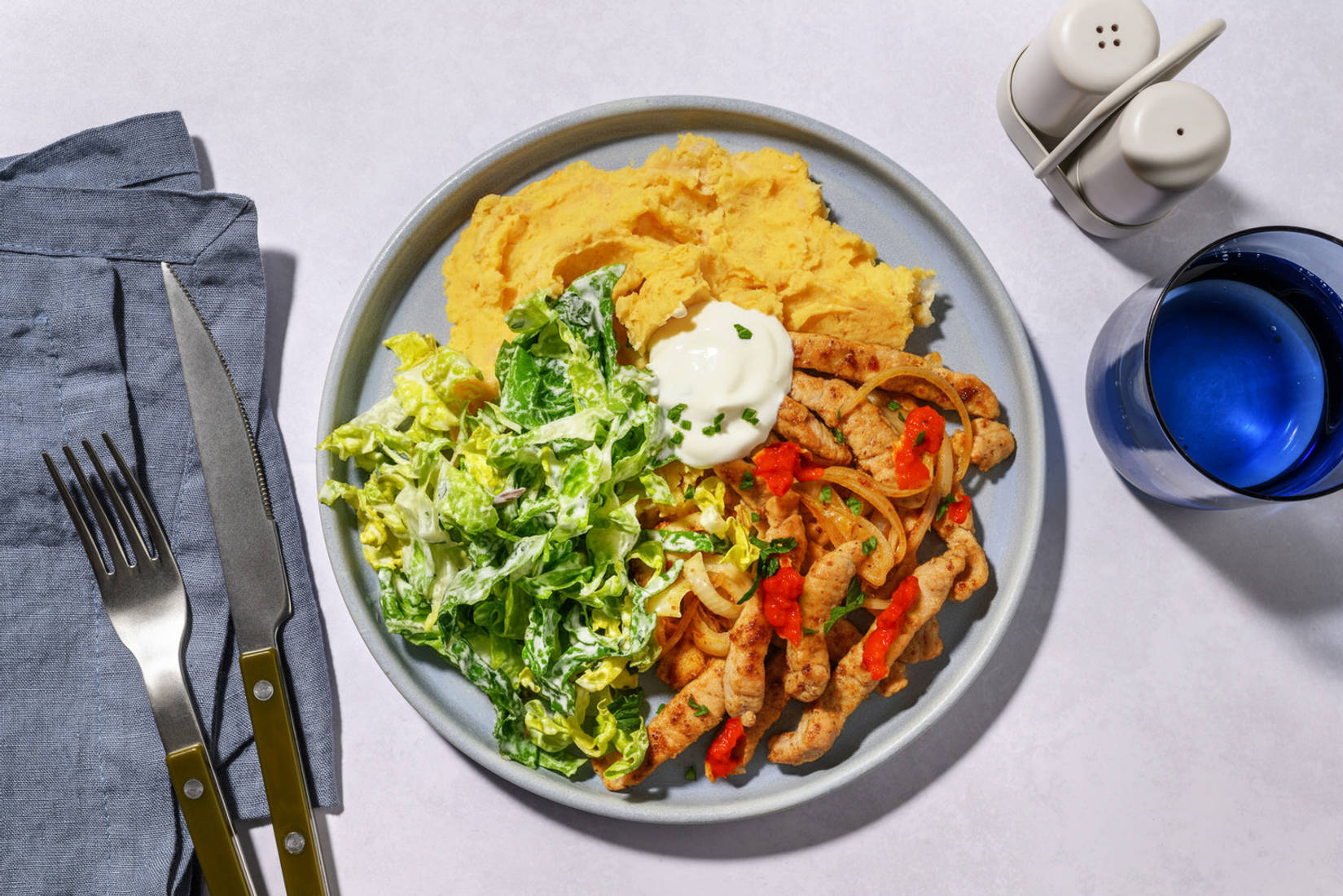 Bio-Schweinestreifen auf weißem Bohnenstampf