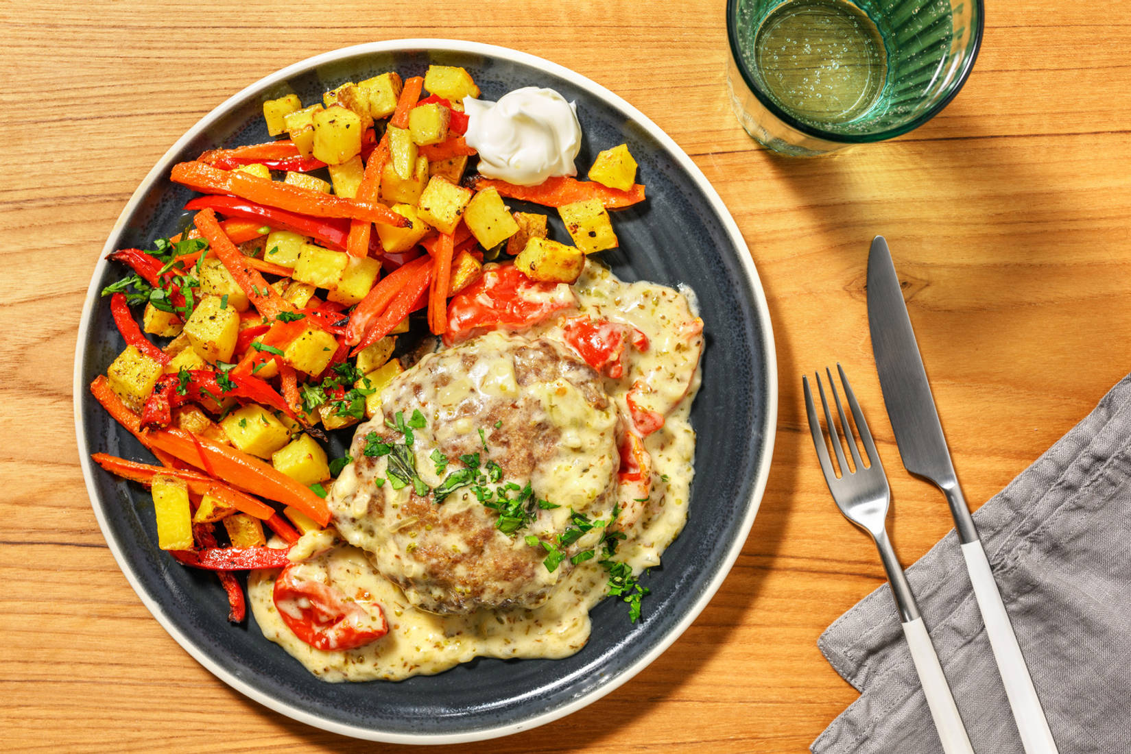 Burger in romige zongedroogde-tomatensaus