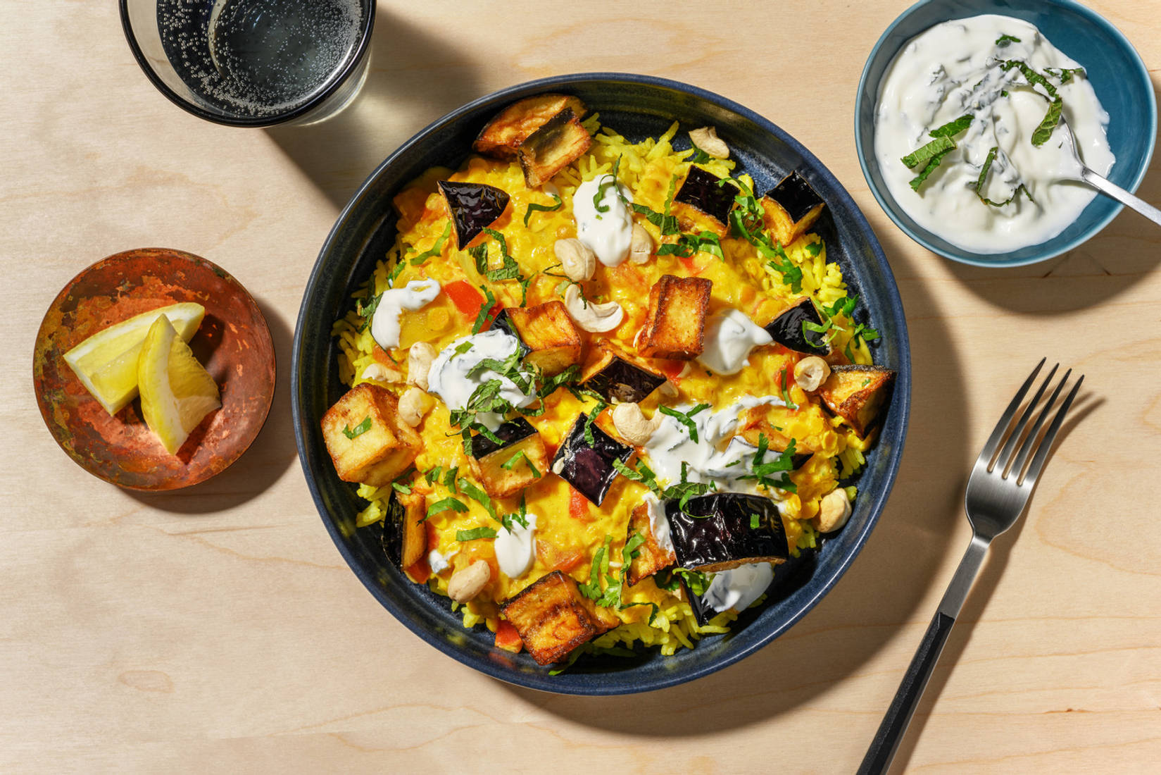 Pikante dahl met geroosterde aubergine en kruidige yogurtsaus