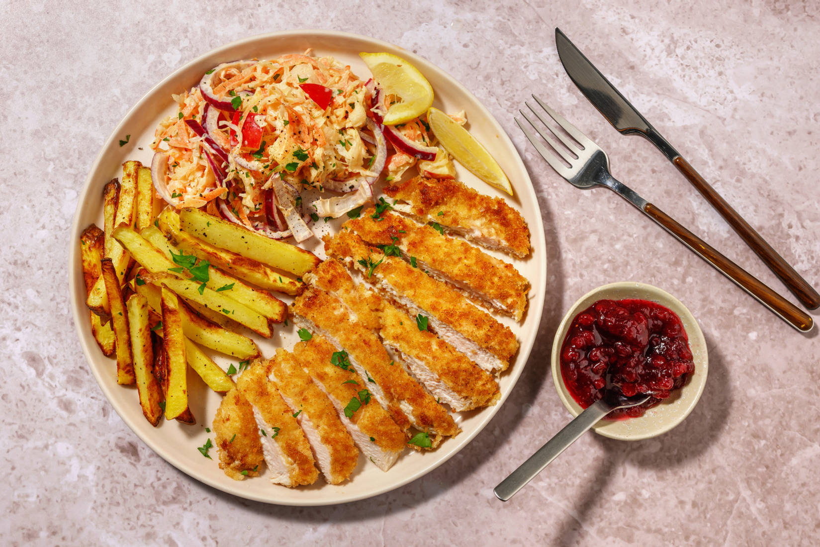Escalope de poulet panée et frites maison
