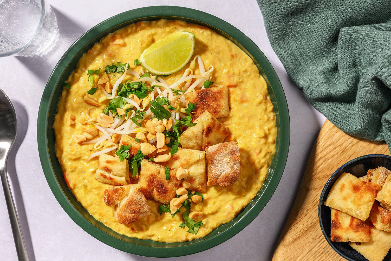 Fusion dahl-stijl soep met naancroutons